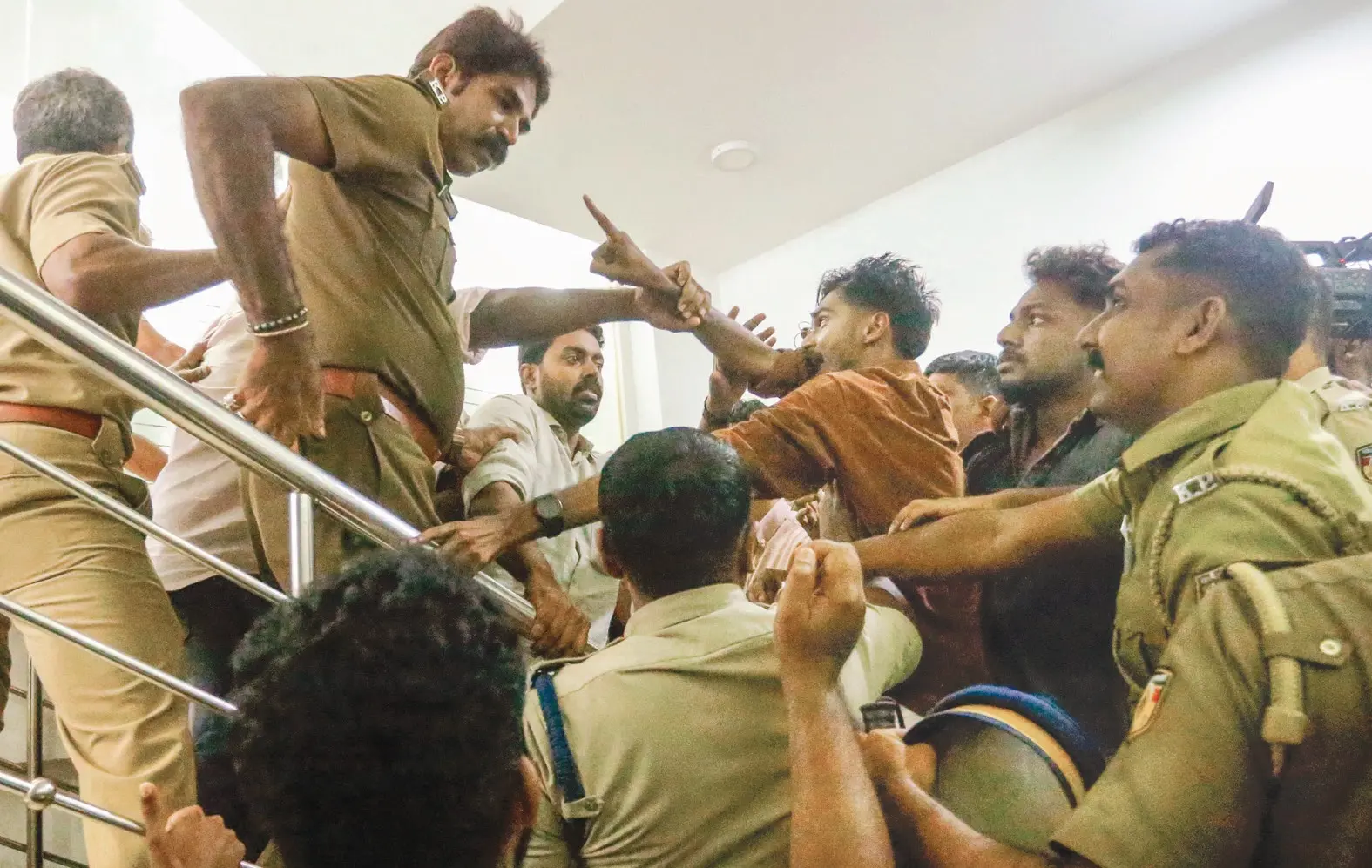 വിദ്യാർഥി പഠിച്ച സ്ഥാപനത്തിലേക്ക് പ്രതിഷേധപ്രകടനമായി എത്തിയ എസ്.എഫ്.ഐ. പ്രവർത്തകരെ പോലീസ് തടയുന്നു. സ്ഥാപനത്തിലെ അധ്യാപകരുമായി സംഘർഷമുണ്ടായപ്പോഴാണ് പോലീസ് ഇടപെട്ടത്