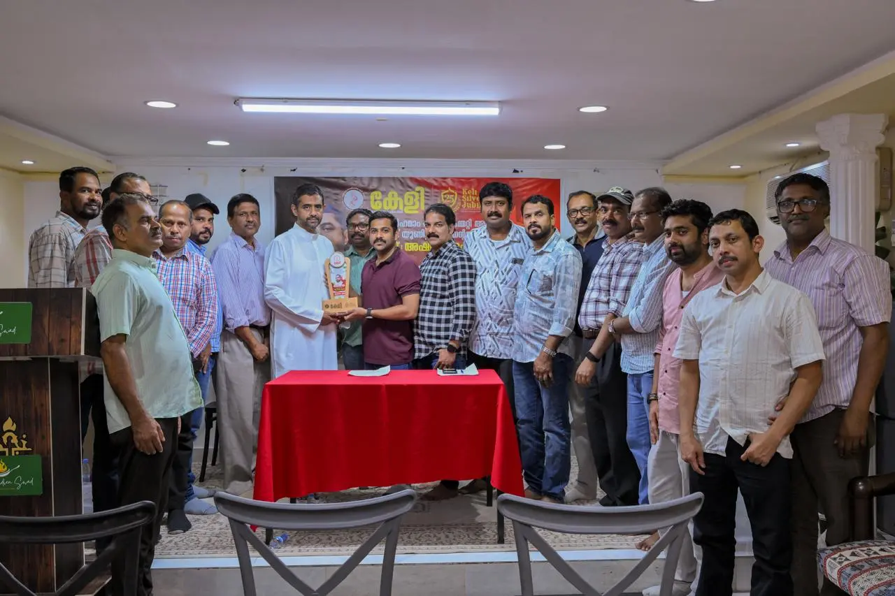 ഏരിയ സെക്രട്ടറി നൗഫൽ സിദ്ദിഖ് ഉപഹാരം കൈമാറുന്നു