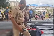 ലോറി ബ്രേക്കിട്ടു; ബൈക്ക് യാത്രക്കാരന്റെ ദേഹത്തേക്ക് കമ്പി കുത്തിക്കയറി ദാരുണാന്ത്യം