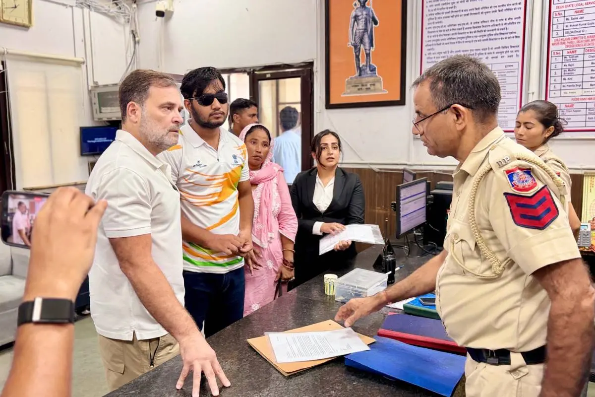 പോലീസ് സ്റ്റേഷനില് ഡിസിപിയുമായി രാഹുല് ഗാന്ധി സംസാരിക്കുന്നു | Photo: ANI