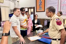 പെല്ലറ്റ് ആക്രമണം;പരാതിപ്പെട്ടിട്ടും കേസെടുത്തില്ല, പരിക്കേറ്റയാളുമായി രാഹുൽ ഗാന്ധിയുടെ ധർണ