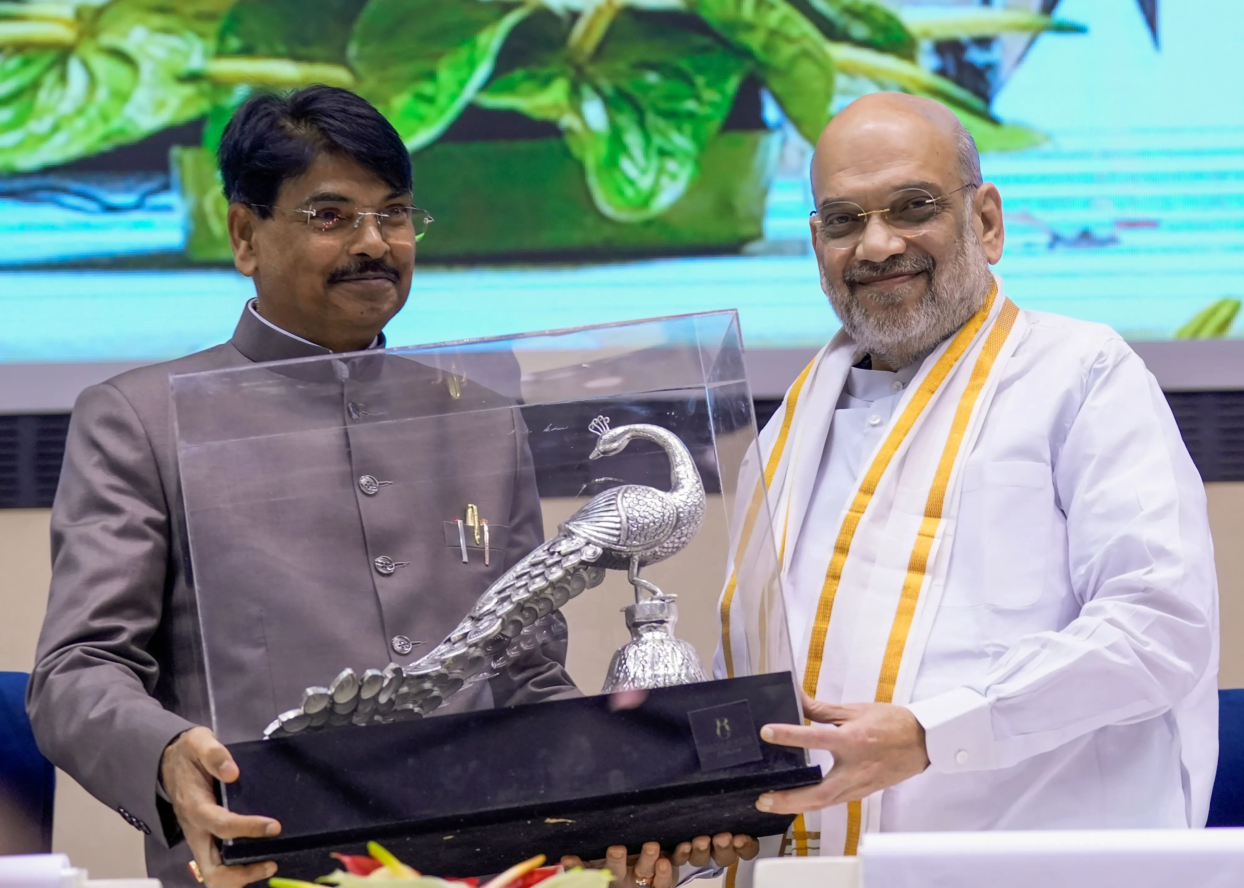 Bar Council of India Chairman Manan Kumar Mishra presents a memento to Union Home Minister Amit Shah.| File image: PTI