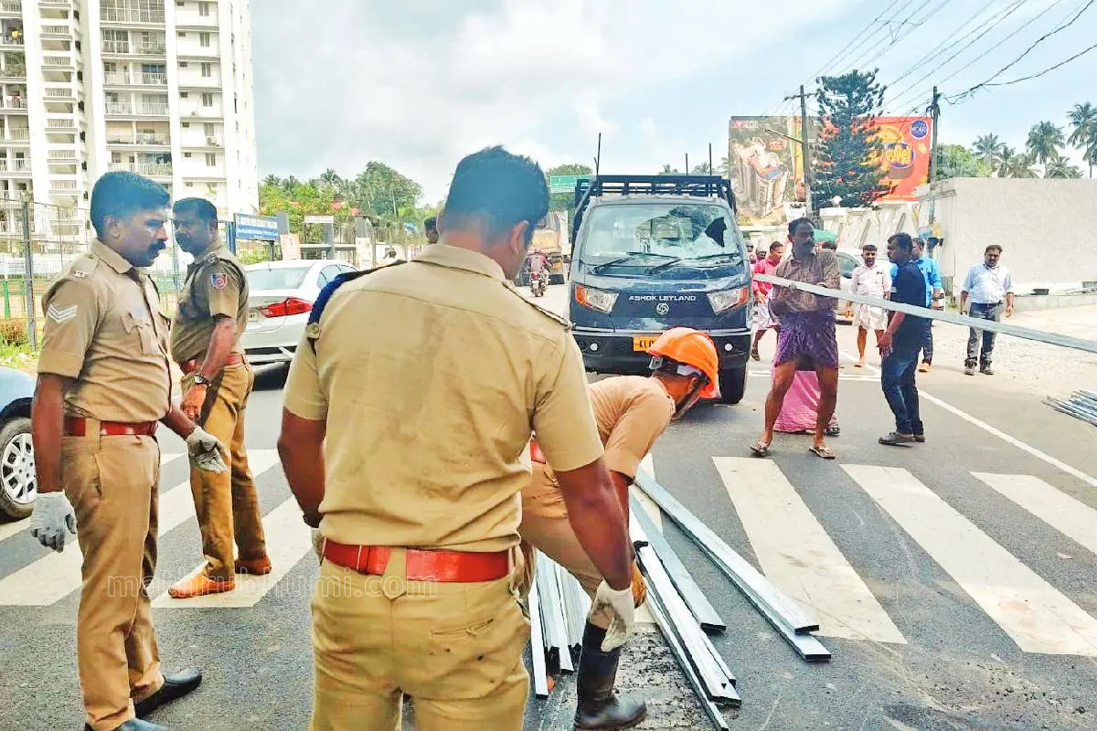 കുട്ടനെല്ലൂര് ഹൈലൈറ്റ് മാളിനു മുന്പിലുണ്ടായ അപകടത്തില് ഇരുമ്പുപൈപ്പുകള് റോഡില് നിന്ന് നീക്കുന്നു | ഫോട്ടോ: മാതൃഭൂമി