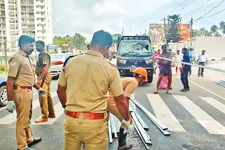 8 അടി നീളമുള്ള പിക്കപ്പിലെ ലോഡ് 20 അടിയുള്ള പൈപ്പ്; ചരക്ക് നീക്കം തോന്നിയപോലെയല്ല, ഇതിനും നിയമമുണ്ട്