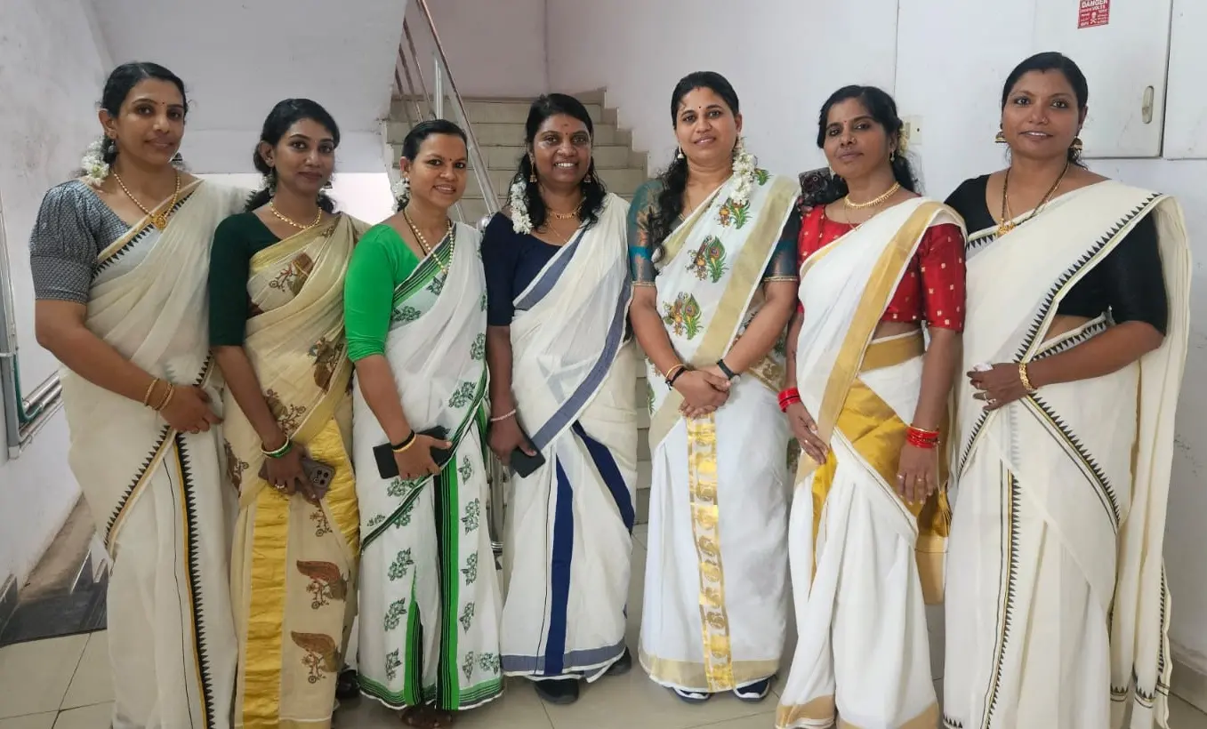 കണ്ണൂര് റെയില്വേ സ്റ്റേഷനില് തിരുവാതിരക്കൊരുങ്ങിയ വനിതാ ടിക്കറ്റ് പരിശോധകര്