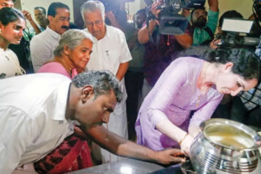 വേഗറാണിക്ക് അതിവേഗം വീട്, ദേവഭവന്റെ താക്കോൽ പ്രതിപക്ഷ നേതാവ് കൈമാറി
