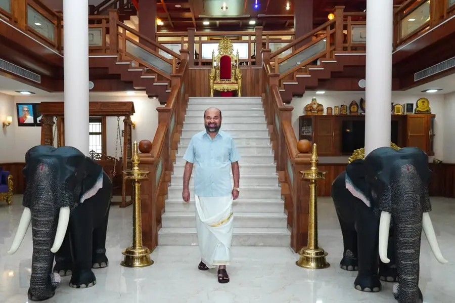 ദുബായിലും മസ്കറ്റിലും ട്രാവൽ ശൃംഖല, ബിസിനസിൽ മിന്നും വിജയം, സഹജീവികൾക്ക് കൈത്താങ്ങായ് പ്രവാസി