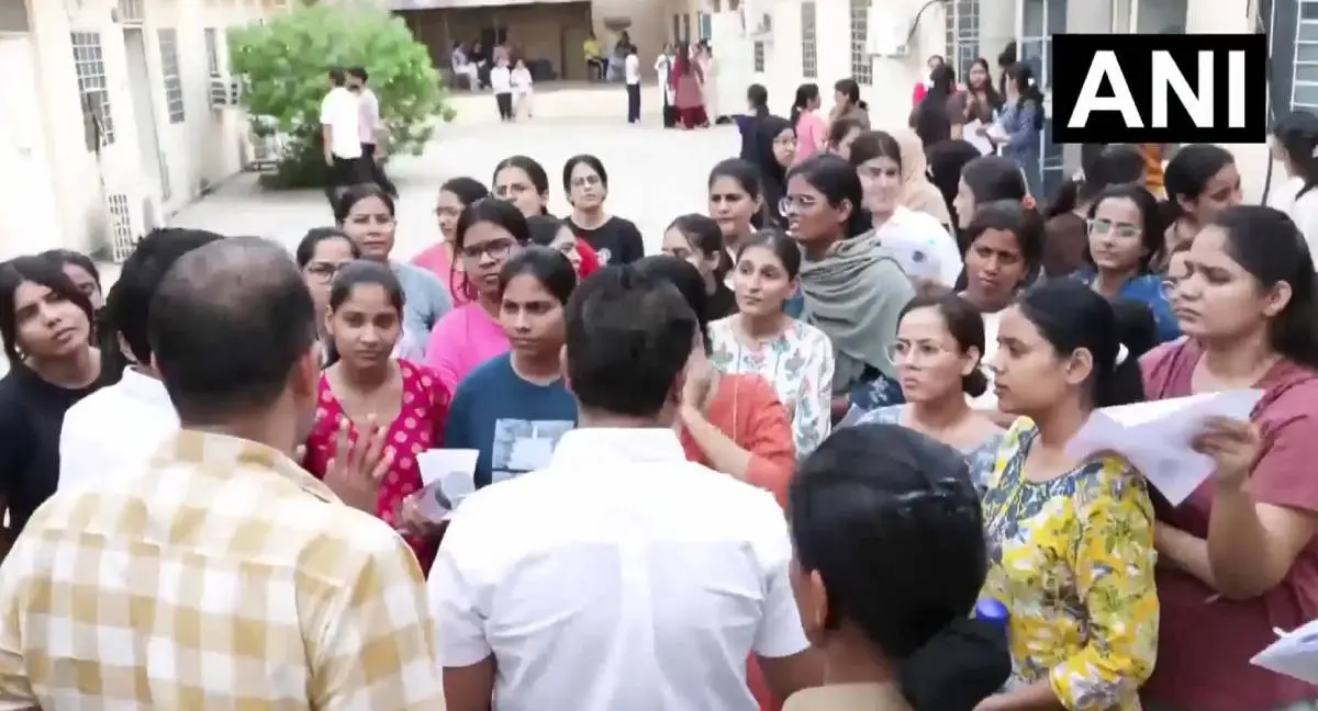 പരീക്ഷ തടസ്സപ്പെട്ടതില് പ്രതിഷേധിക്കുന്ന ഉദ്യോഗാർത്ഥികള് | PHOTO: X/ANI