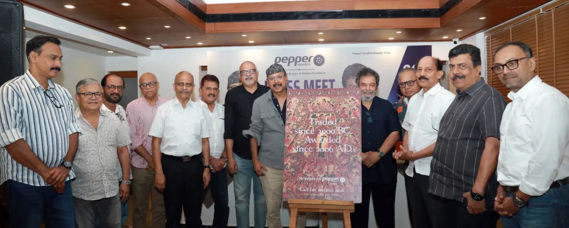 പെപ്പെർ അവാർഡ്സിന്റെ ഇരുപതാം പതിപ്പിന്റെ കോൾ ഫോർ എൻട്രി, ബിബിഡിഒ ഇന്ത്യ ചെയർമാൻ & CCO ജോസി പോളും, ബാംഗ് ഇൻ ദി മിഡിൽ സഹ സ്ഥാപകൻ & CCO പ്രതാപ് സുതനും ചേർന്ന് അവതരിപ്പിക്കുന്നു. പെപ്പെർ ട്രസ്റ്റ് ചെയർമാൻ കെ വേണുഗോപാൽ, സെക്രട്ടറി ജി ശ്രീനാഥ്, ട്രെഷറർ ആർ മാധവമേനോൻ , ട്രസ്റ്റിമാരായ ടി സുദീപ് കുമാർ, രാജീവ് മേനോൻ , യു എസ് കുട്ടി, വർഗീസ് ചാണ്ടി, പി കെ നടേഷ്, ലക്ഷ്മൺ വർമ്മ, ഡോ. ടി വിനയ് കുമാർ, അനിൽ ജെയിംസ് എന്നിവർ സമീപം