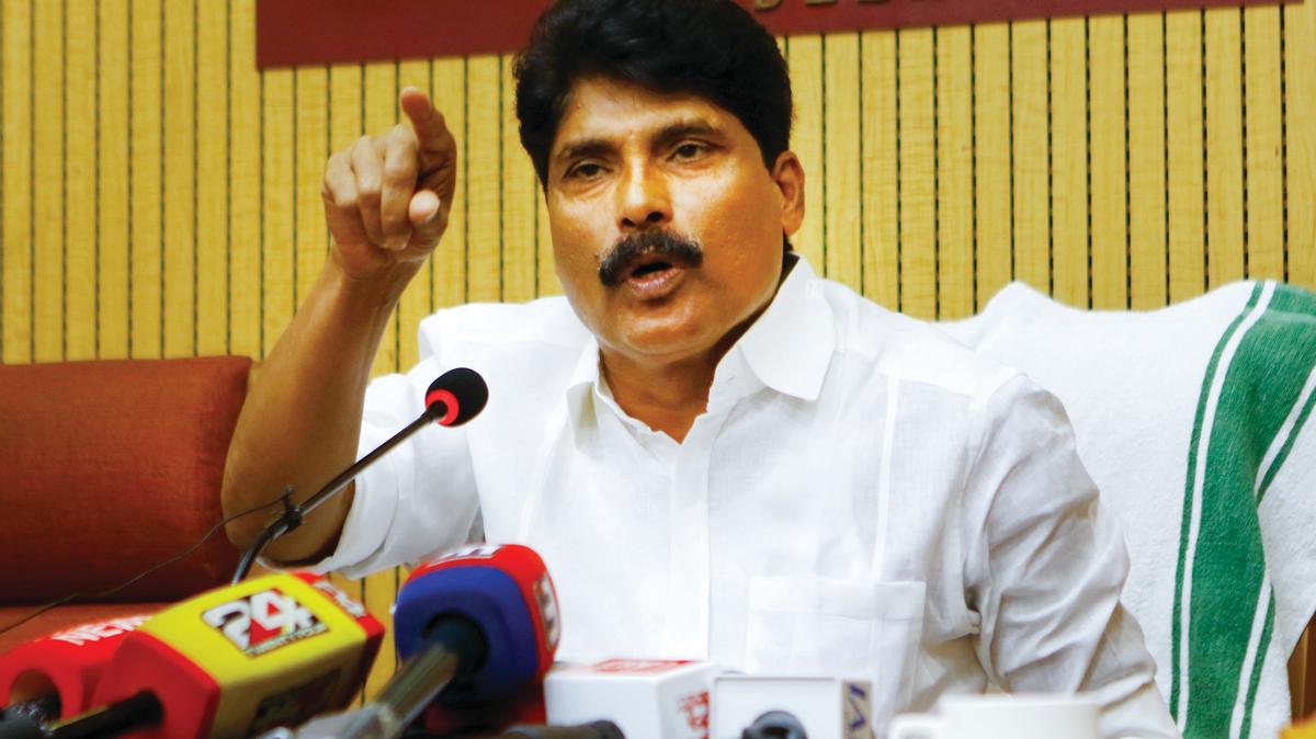 കർഷകച്ചന്തകളിൽ പണം നൽകി വാങ്ങാം; വ്യാജ പ്രചാരണം തള്ളി മന്ത്രി