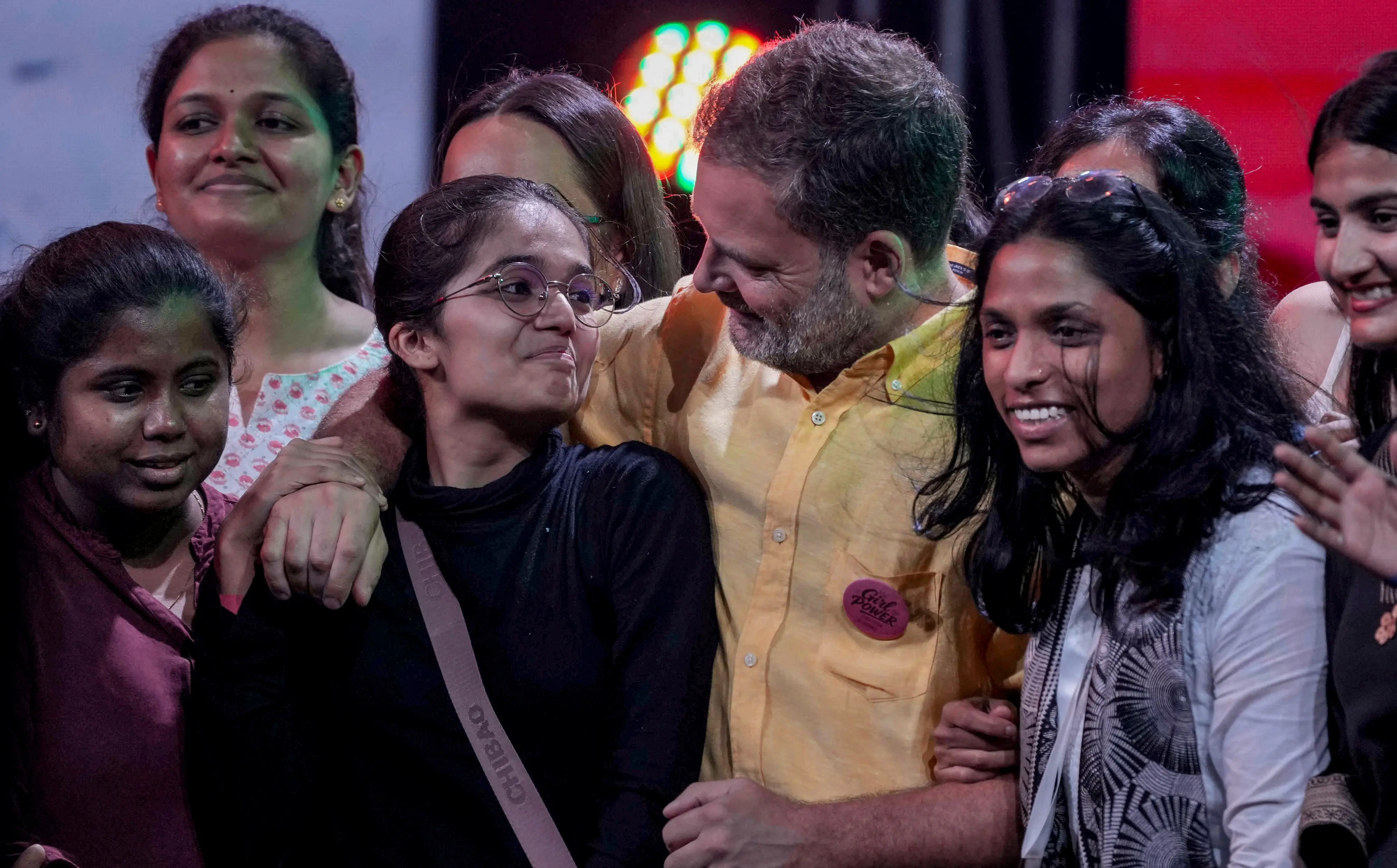 • ശനിയാഴ്ച പുണെയിൽ നടന്ന സംവാദത്തിൽ രാഹുൽഗാന്ധി പെൺകുട്ടികളോട് സംസാരിക്കുന്നു | Photo: PTI