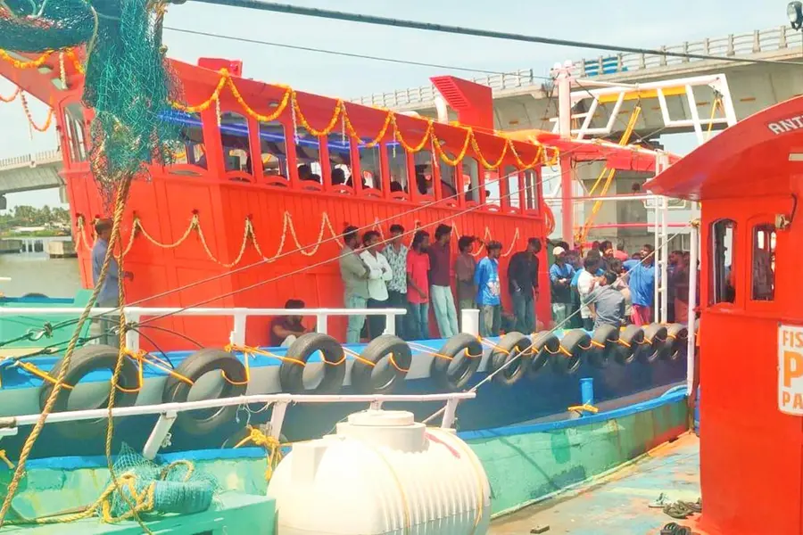 സുരക്ഷാസംവിധാനങ്ങളില്ലാതെ ബോട്ടിൽ 60 പേർ, സ്ത്രീകളും കുട്ടികളും; ശിക്ഷ മാപ്പിലൊതുക്കി