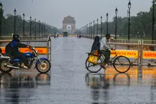 കനത്ത മഴയിൽ മുങ്ങി ഡൽഹി; വിമാന സർവീസുകൾ തടസ്സപ്പെട്ടു, 15 വിമാനങ്ങൾ വഴിതിരിച്ചുവിട്ടു