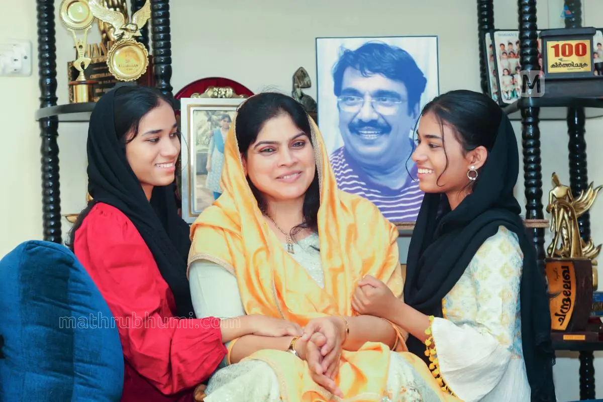 കൊച്ചിൻ ഹനീഫയുടെ ഭാര്യ ഫസീല മക്കളോടൊത്ത് ഫോട്ടോ: മാതൃഭൂമി