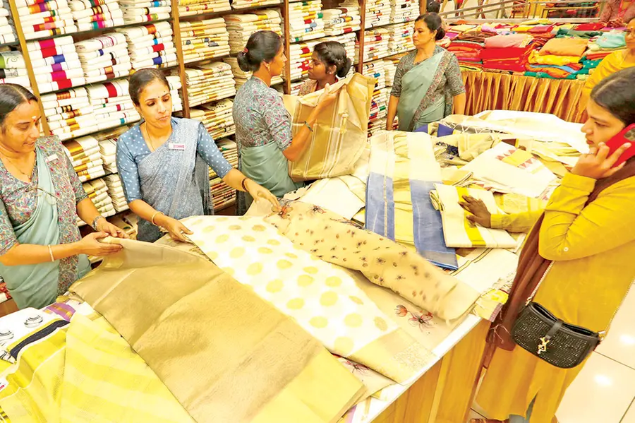 ഓണം കളറാക്കാൻ വസ്ത്രവിപണി: പ്രതീക്ഷിക്കുന്നത് 8,000 കോടി രൂപയുടെ വിൽപ്പന