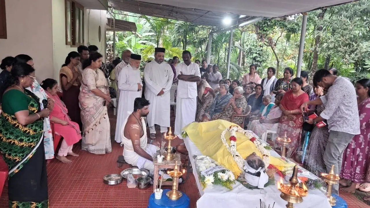 പാർവതിക്ക് ഓണശ്ശേരിൽ വീട്ടിൽ ഹൈന്ദവ ആചാര പ്രകാരമുള്ള കർമങ്ങൾ നടത്തുന്നു