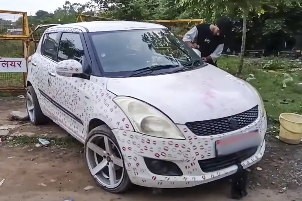 3,400 kiss marks on car