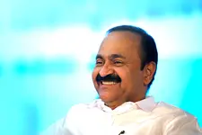 ‘പിണറായി ചിരിക്കാതെ ചെയ്തത്‌ സതീശൻ ചിരിച്ച് ചെയ്യുന്നു; 100 ദിവസംകൊണ്ട് 10, 000 കോടി രൂപ കടം’