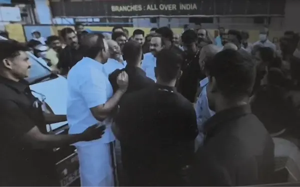 മുഖ്യമന്ത്രിയുമായി ചേന്തി അനില്‍ തര്‍ക്കത്തിലേര്‍പ്പെടുന്നതിന്റെ ദൃശ്യം