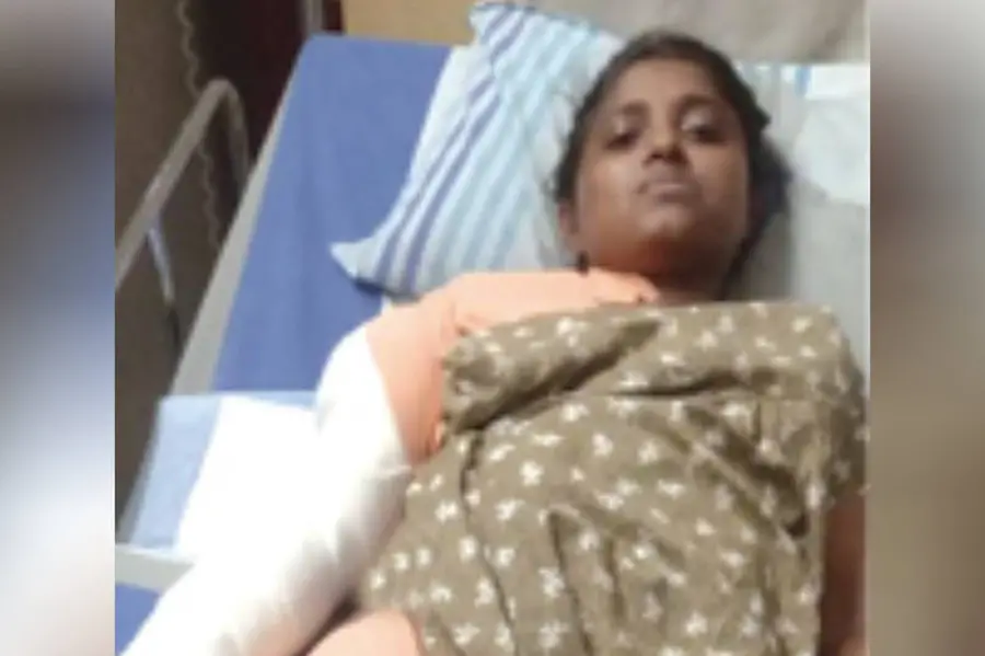 തിരഞ്ഞെടുപ്പുജോലിക്കിടെ അപകടം, കെെയറ്റു; 5 മാസം 17 ശസ്ത്രക്രിയ, എന്നിട്ടും പാലക്കാട്ടേക്ക് ട്രാൻസ്ഫർ