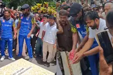 ക്രിസ് ഗെയ്ൽ പുതുപ്പള്ളിയിൽ; ഉമ്മൻ ചാണ്ടിയുടെ കല്ലറയിൽ പുഷ്പാർച്ചന നടത്തി|Video