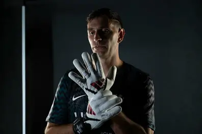 Chelsea signs Argentina’s World Cup-winning goalkeeper Emiliano Martínez from Aston Villa