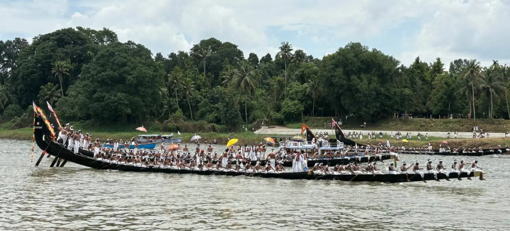 ആറന്മുള ഉത്രട്ടാതി ജലഘോഷയാത്രയ്ക്ക് തയ്യാറെടുക്കുന്ന പള്ളിയോടങ്ങൾ | Photo: Aravind Lenin