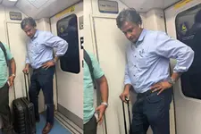 ലാളിത്യത്തിന്റെ മാതൃകയായി ജവഗൽ ശ്രീനാഥ്; മെട്രോ യാത്രയുടെ ചിത്രങ്ങൾ വൈറൽ