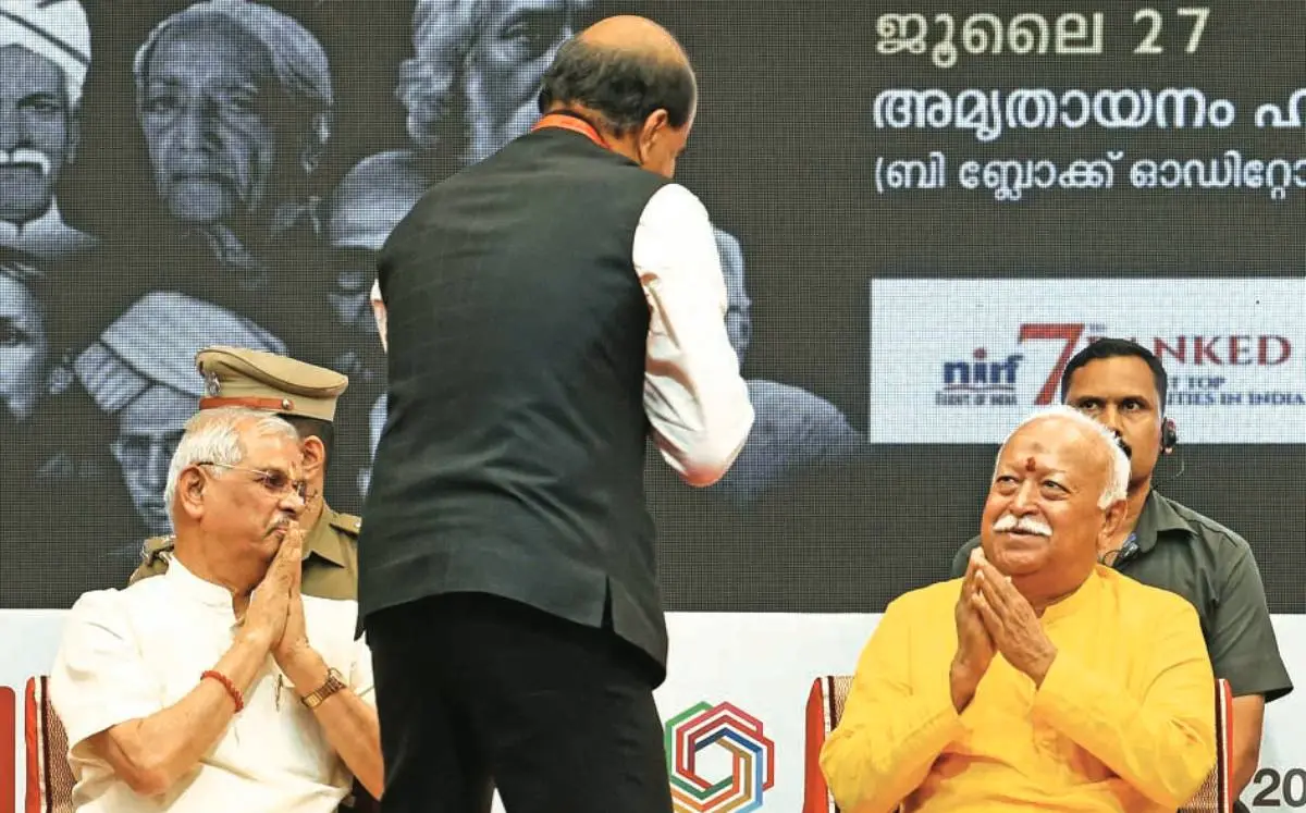 തിരുവനന്തപുരത്തു നടന്ന ചടങ്ങിൽ ആർ.എസ്.എസ്. മേധാവി മോഹൻ ഭാഗവതിനെ വണങ്ങുന്ന വി.സി. മോഹൻ കുന്നുമ്മലും ഗവർണർ രാജേന്ദ്ര ആർലേക്കറും.
