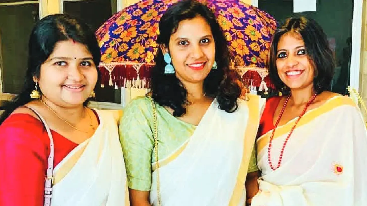 മരിച്ച അഞ്ജനയും ആനും അനിലയ്ക്കൊപ്പം (അനില മധ്യത്തിൽ)