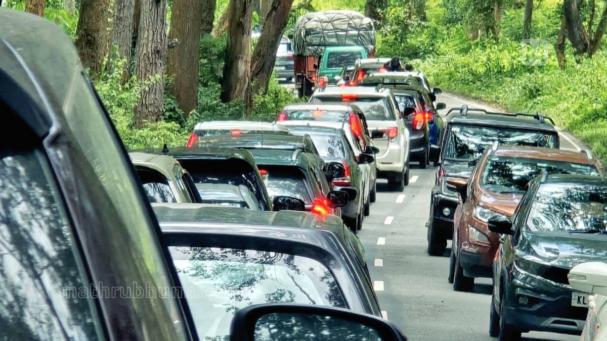 Kerala-Karnataka border: Rs 20 entry fee causes long queues and traffic congestion | Mathrubhumi English