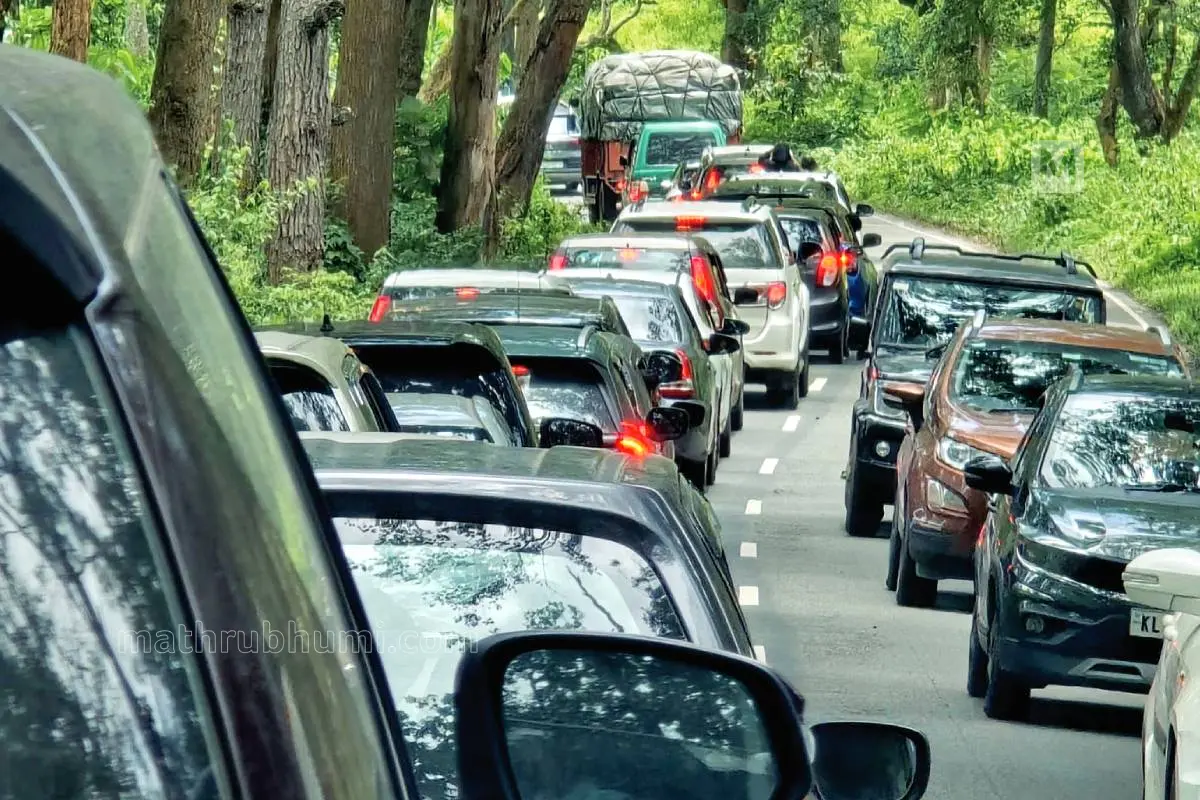 Vehicles waiting to pay the entry fee at the Karnataka check post