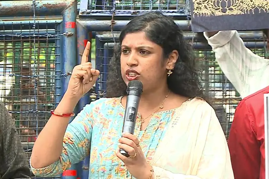 'മുഖ്യമന്ത്രി ശിരസ്സിനകത്ത് സൂക്ഷിക്കുന്നത് വിചാരധാര’; വന്ദേമാതര ആലാപനത്തിൽ വിമർശനവുമായി ചിന്ത ജെറോം