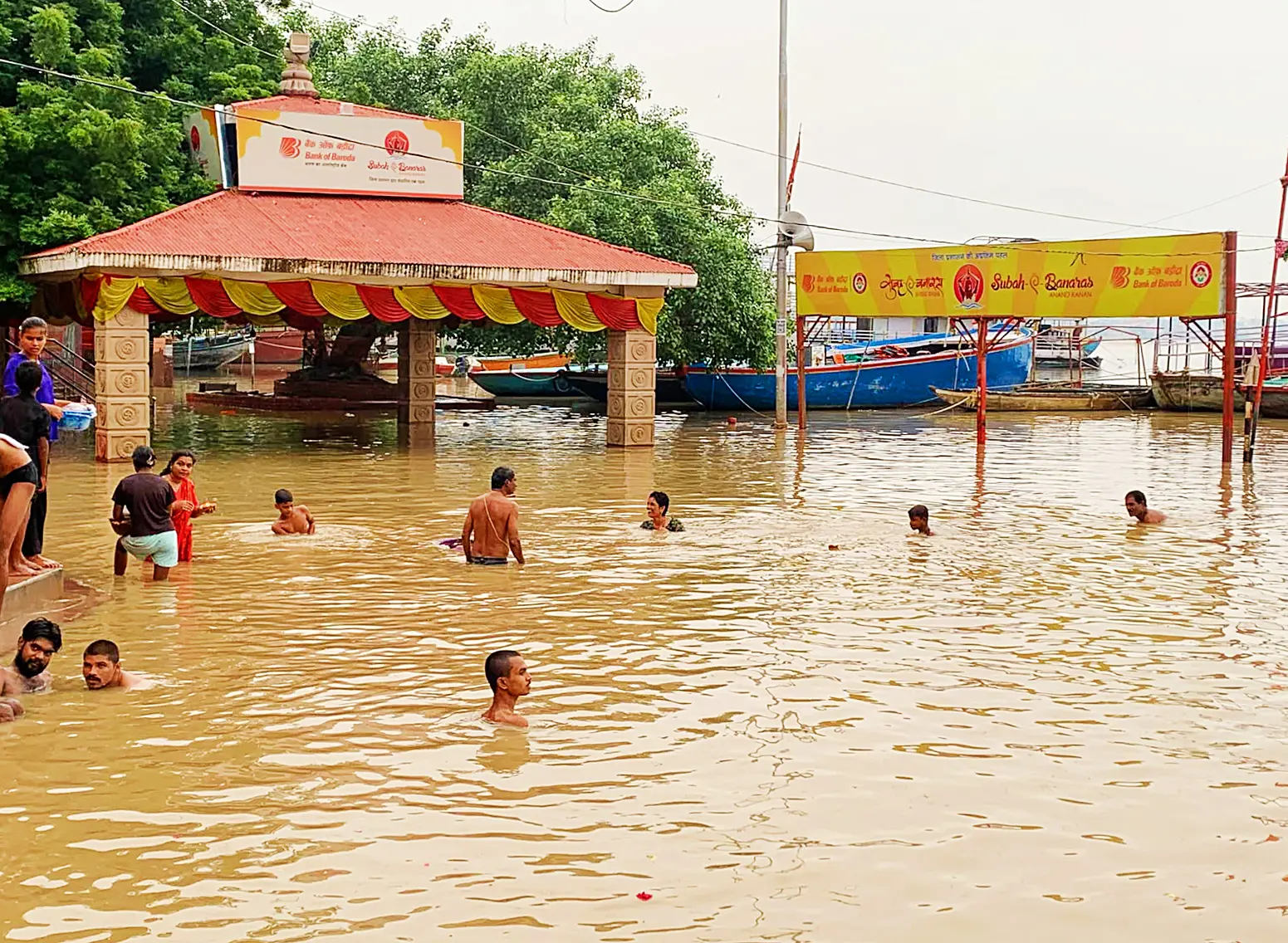 അസി ഘട്ടിൽ ജലനിരപ്പ് ഉയർന്നപ്പോള് | PHOTO: REUTERS