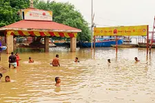 ഗംഗ കരകവിയുന്നു: ജലനിരപ്പുയരുന്നത് മണിക്കൂറിൽ നാല് സെ.മീ.; വാരാണസിയിൽ 84 ഘാട്ടുകളും വെള്ളത്തിനടിയിൽ