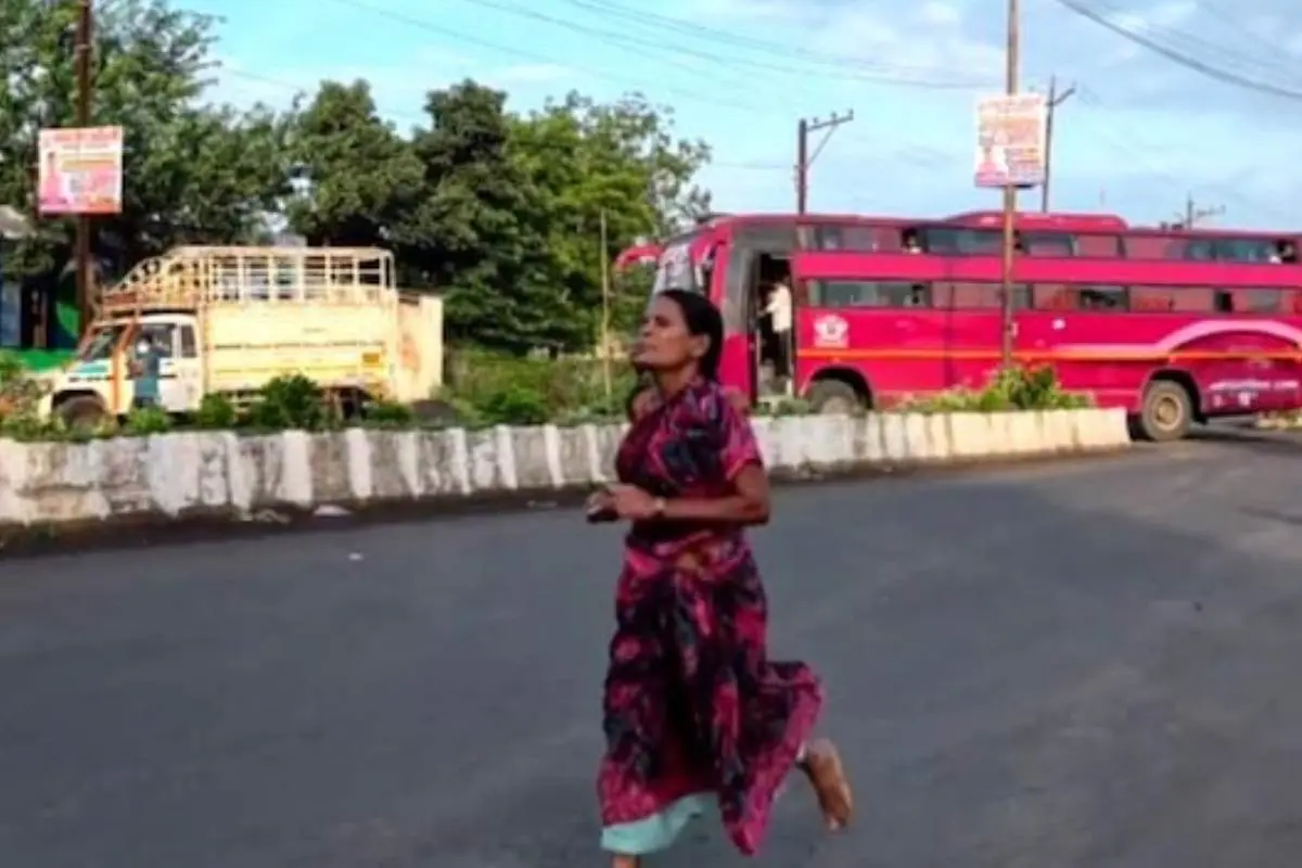 Ramabai Ranveer runs marathon in saree barefoot | Photo: X