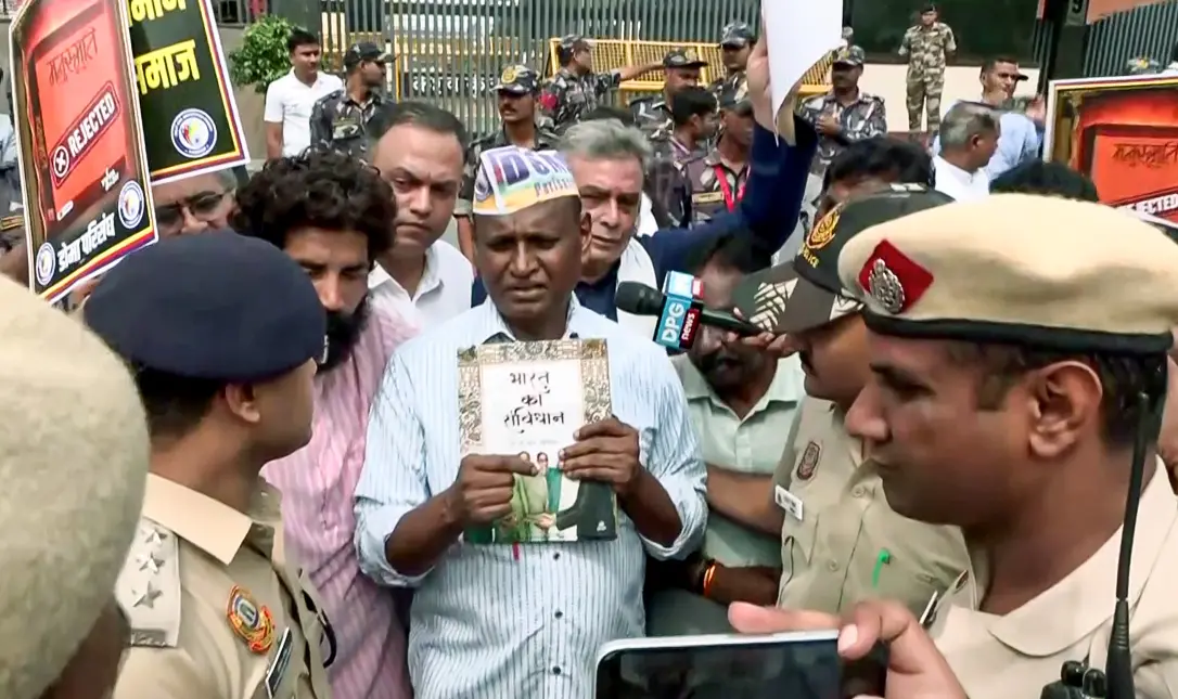 ഉദിത് രാജും പാർട്ടി പ്രവർത്തകരും പ്രതിഷേധത്തിനിടെ | PHOTO: REUTERS