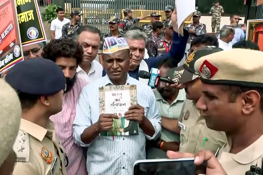 ആർഎസ്എസ് ആസ്ഥാനത്തിന് മുന്നിൽ മനുസ്മൃതി കത്തിച്ച് പ്രതിഷേധം; കോൺഗ്രസ് നേതാവ് ഉദിത് രാജ് കസ്റ്റഡിയിൽ