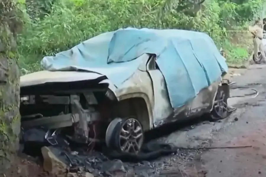 Tragic car accident in Chevayur leaves Kozhikode vehicle dealer dead after vehicle bursts into flames