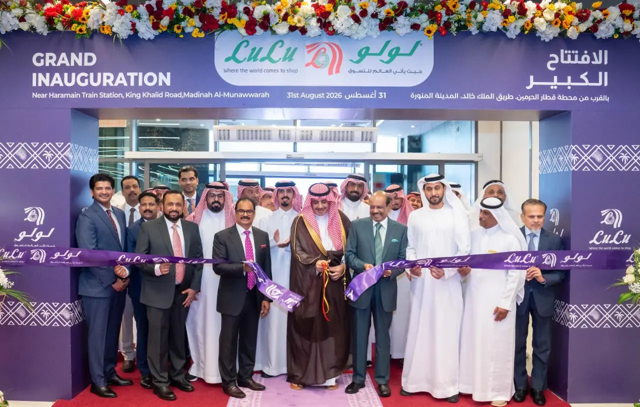 Fahad Alyan Al-Mughir, Chairman of the Board of the Madinah Chamber of Commerce, inaugurates LuLu Group's new hypermarket in Madinah in the presence of Yusuffali M.A., Chairman of LuLu Group, and other dignitaries and senior officials.