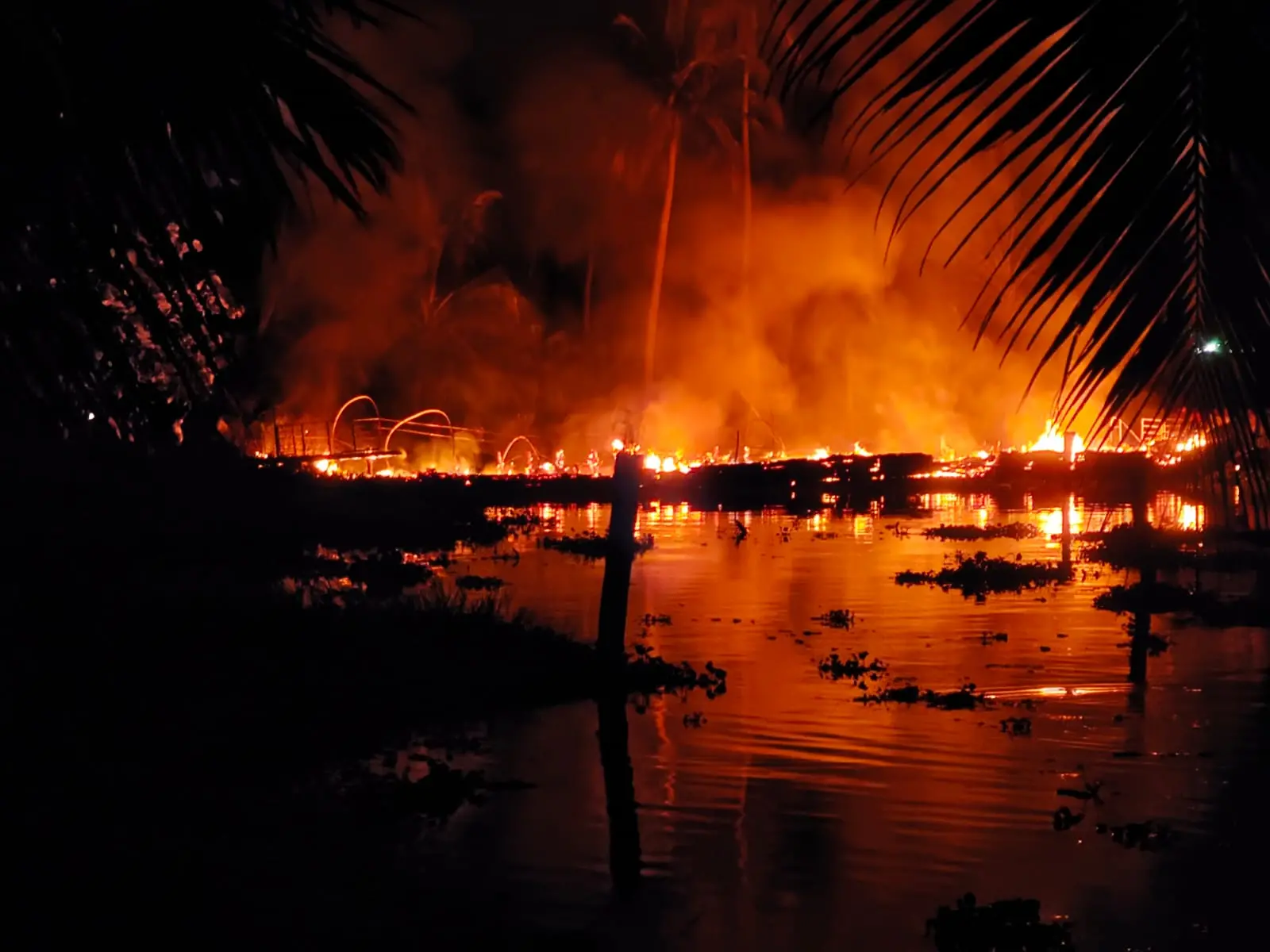 ആലപ്പുഴയി ഹൗസ് ബോട്ടുകള്ക്ക് തീപ്പിടിച്ചുണ്ടായ അപകടം