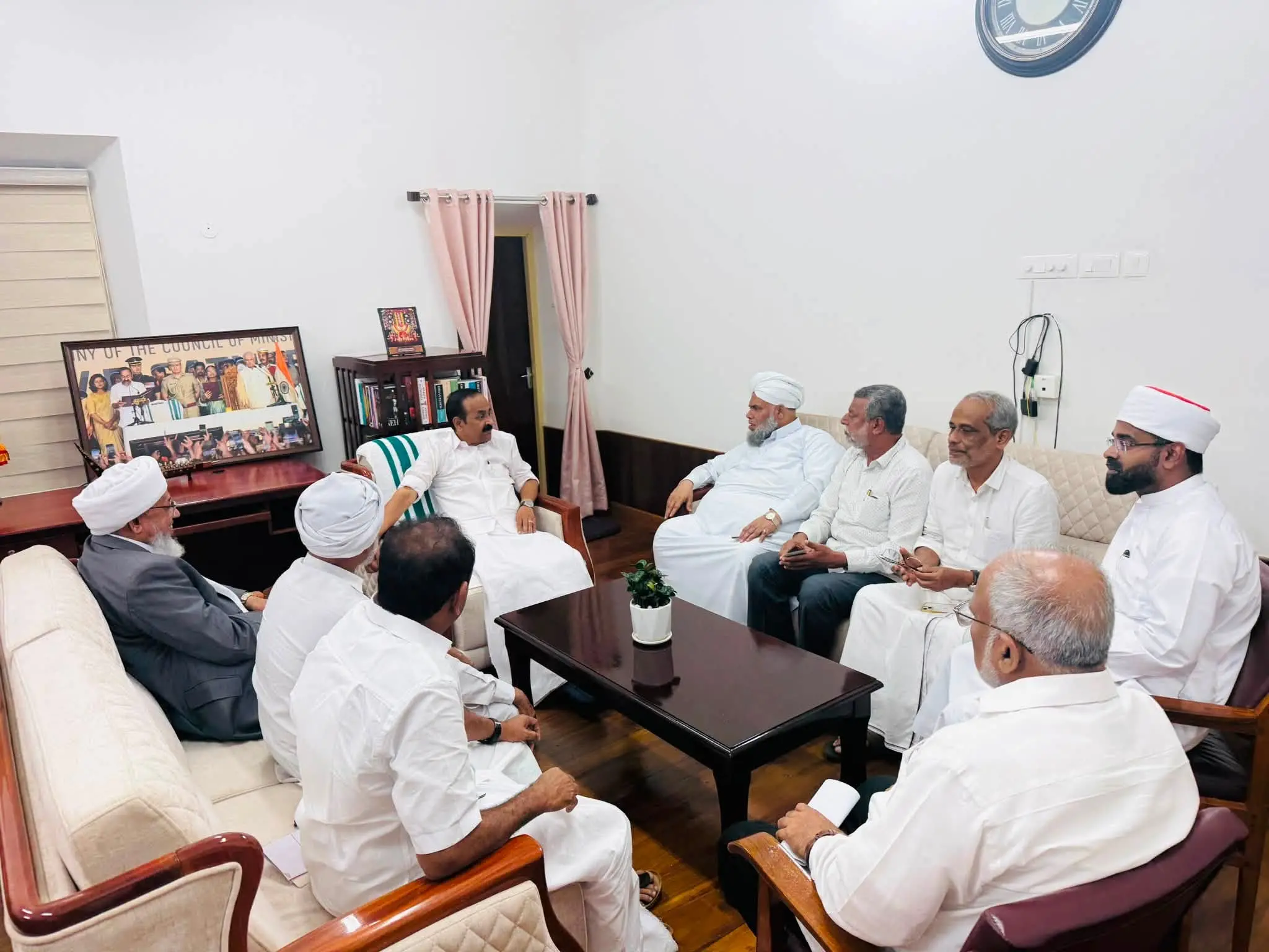 ഖലീൽ ബുഖാരി തങ്ങൾ, പേരോട് അബ്ദുറഹ്മാൻ സഖാഫി എന്നിവരുടെ നേതൃത്വത്തിൽ മുഖ്യമന്ത്രിയെ കാണുന്നു