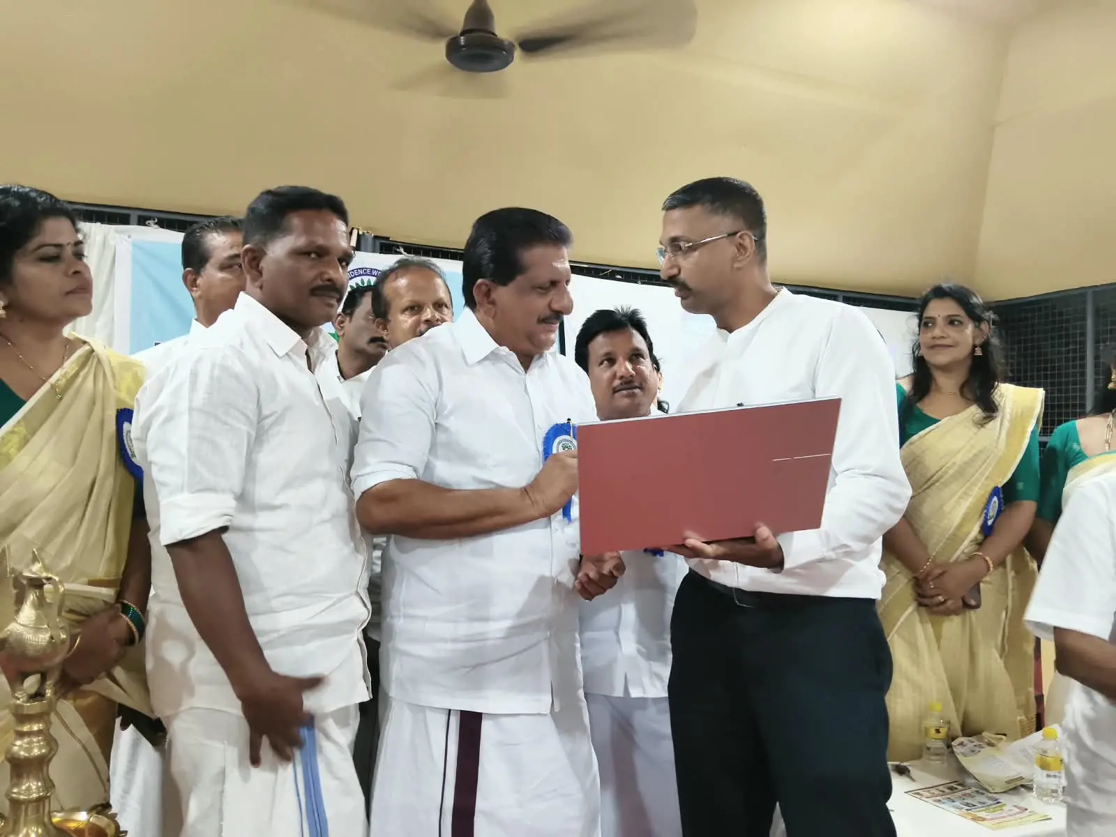 കളത്തൂര്‍ റെസിഡെന്‍സ് വെല്‍ഫെയര്‍ അസോസിയേഷന്‍ വെബ്‌സൈറ്റിന്റെ സ്വിച്ചോണ്‍ കര്‍മം മന്ത്രി മോന്‍സ് ജോസഫ്‌ നിര്‍വഹിക്കുന്നു