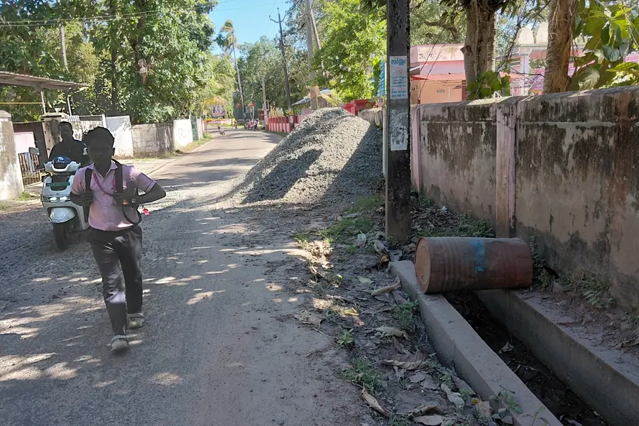 ഓടനിർമാണം നിലച്ചു; അഷ്ടമുടിയിലേക്കുള്ള ഗതാഗതം പ്രതിസന്ധിയിൽ