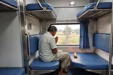 ട്രെയിനിലെ ബെർത്തിൽ ദീപം കത്തിച്ച് പ്രാർഥന; യാത്രക്കാരനെ തീവണ്ടിയിൽനിന്ന് ഇറക്കിവിട്ടു