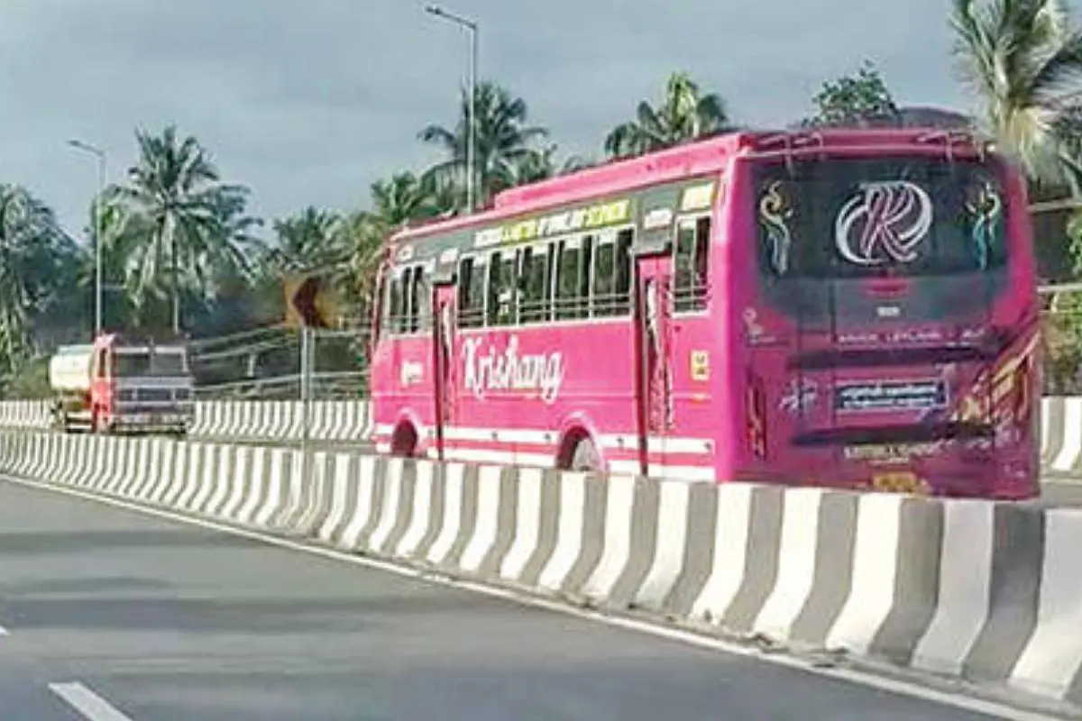 പൂക്കാടിനും ചെങ്ങോട്ടുകാവിനും ഇടയിൽ എതിർദിശയിൽ വൺവേ തെറ്റിച്ച് സ്വകാര്യബസ് ഓടുന്നതിന്റെ ദൃശ്യം