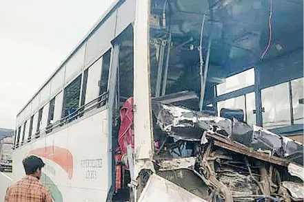 ബസ് നിർത്തിയിട്ട ലോറിയിലിടിച്ച് ഒൻപതു പേർക്ക് പരിക്ക്