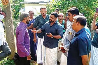 ജപ്തിനടപടികൾക്കെത്തിയവരെ കോൺഗ്രസ് പ്രവർത്തകർ തടഞ്ഞു