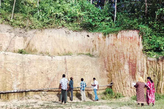 മല തുരന്നതിൽ വിജിലൻസ് കണ്ണ്; നെടുംകുന്നിൽ പരിശോധന