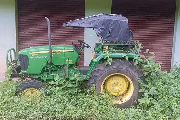 അഗ്രോ സർവീസ് സെന്ററിൽ ട്രാക്ടർ തുരുമ്പെടുക്കുന്നു